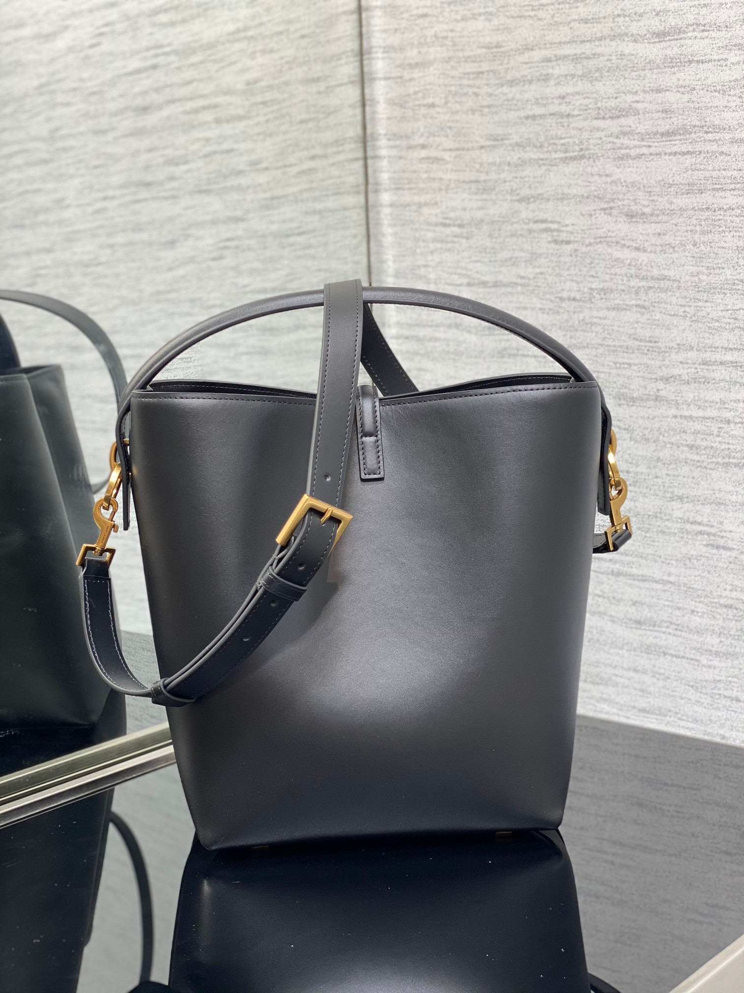 Bagsaaa Y51 Le 37 In Black Shiny Leather -20 X 25 X 16 CM