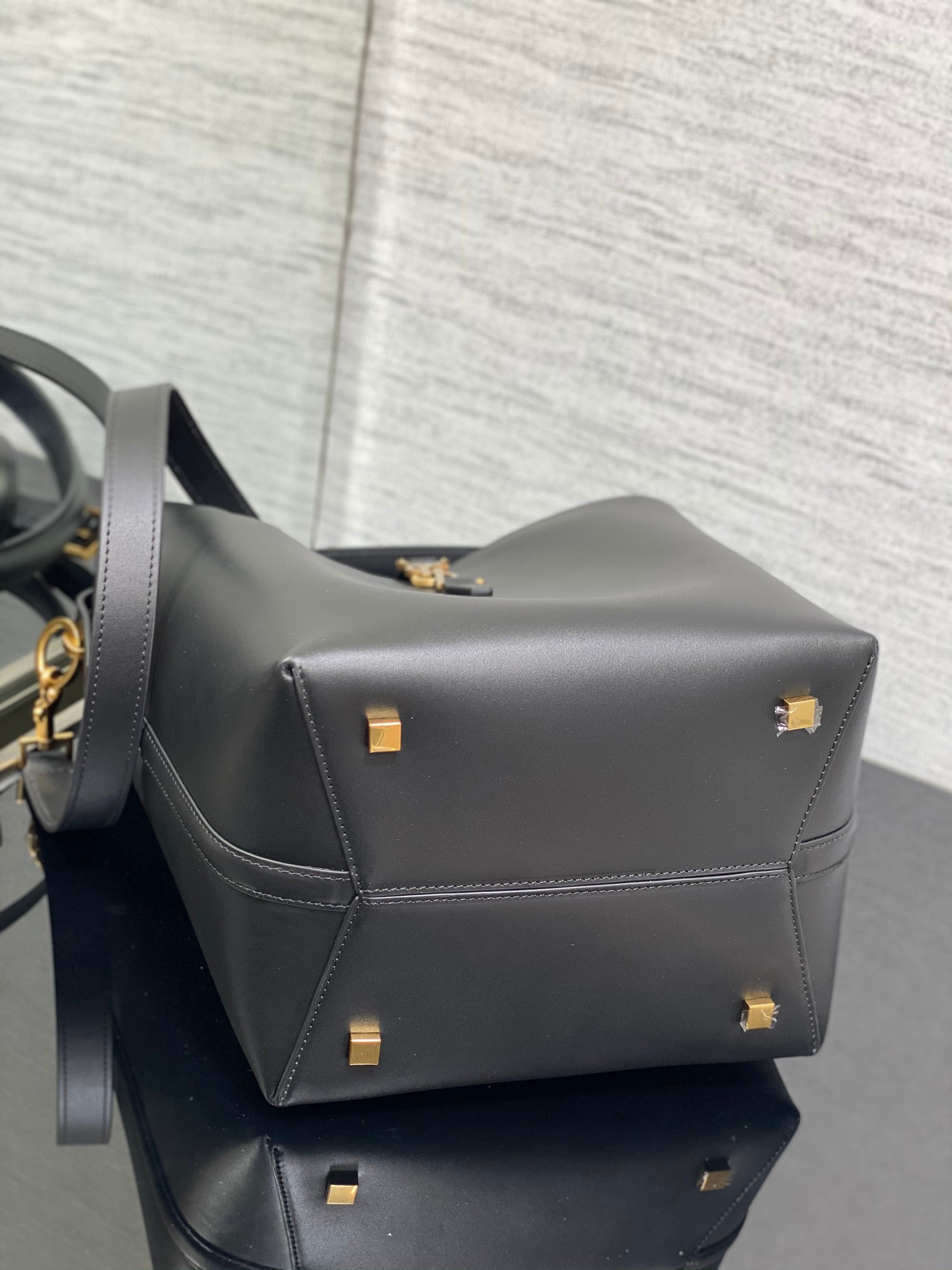 Bagsaaa Y51 Le 37 In Black Shiny Leather -20 X 25 X 16 CM