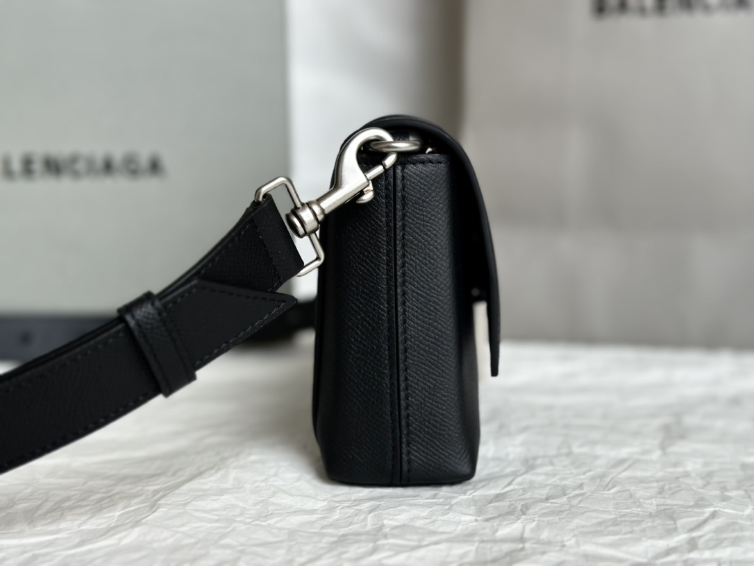 Bagsaaa Ba1en*iaga Downtown Crossbody Black Bag - 20x5x13cm