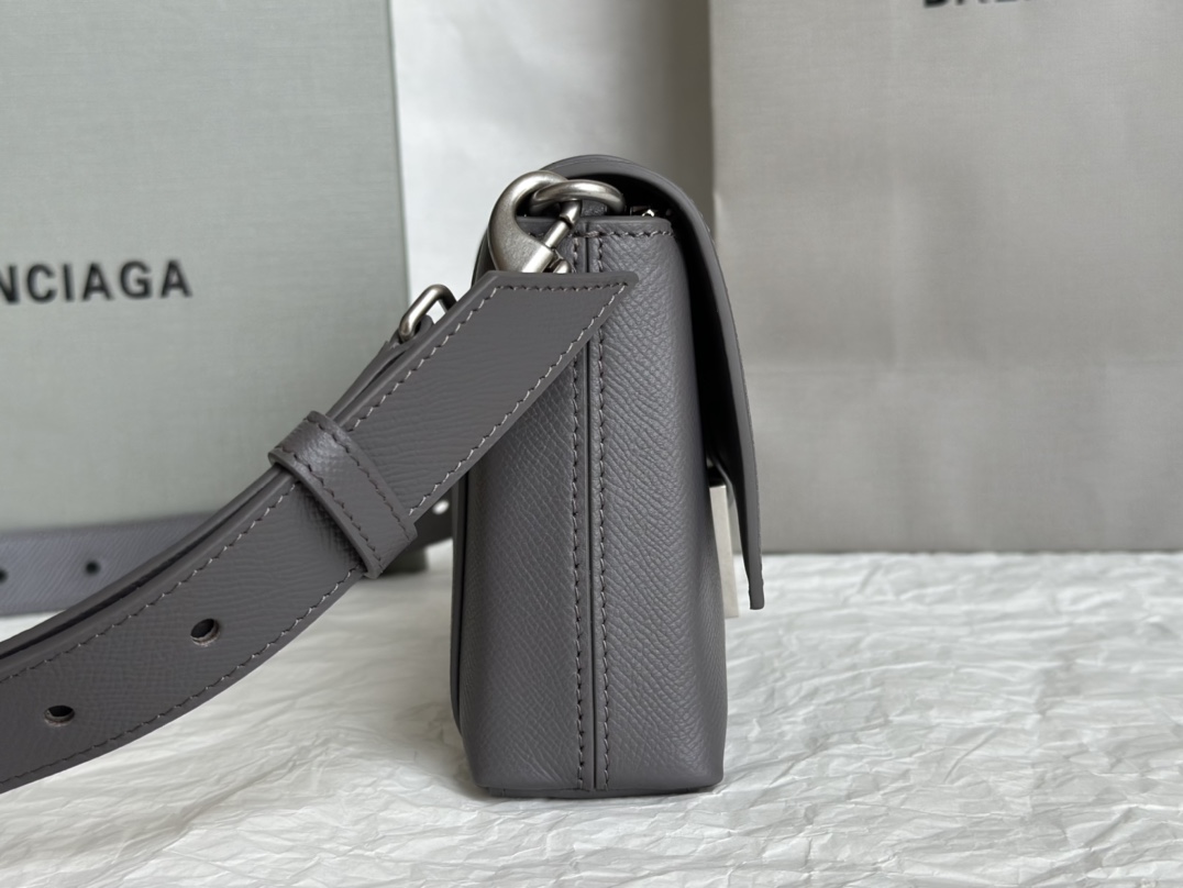 Bagsaaa Ba1en*iaga Downtown Crossbody Grey Bag - 20x5x13cm