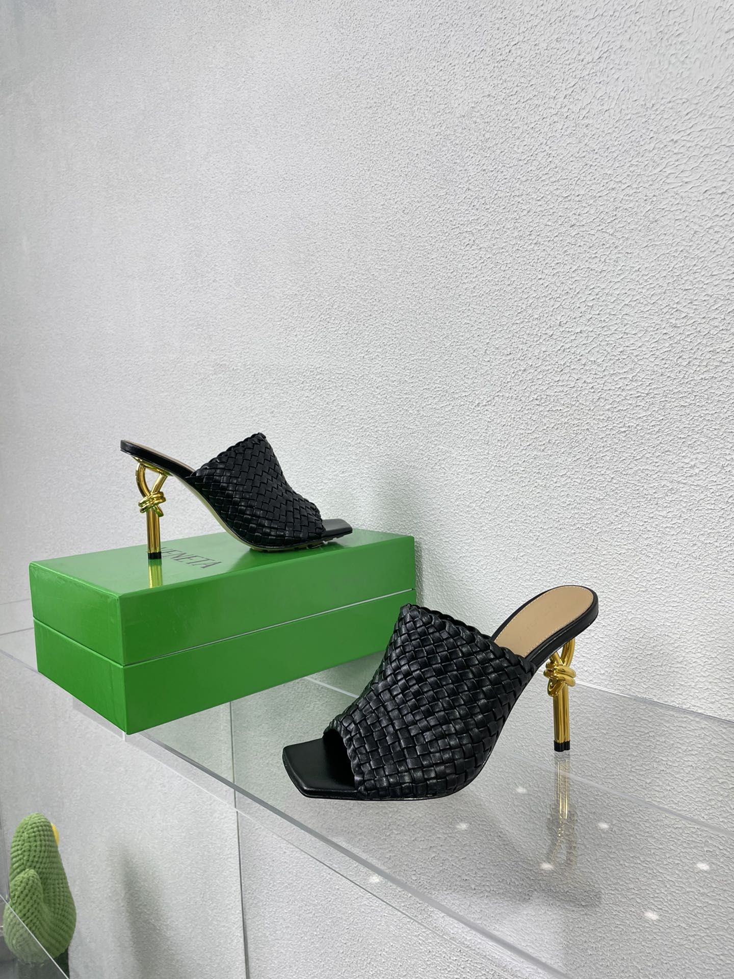 Bagsaaa B0tt*ga Ven*ta BLACK LEATHER KNOT MULES SANDALS