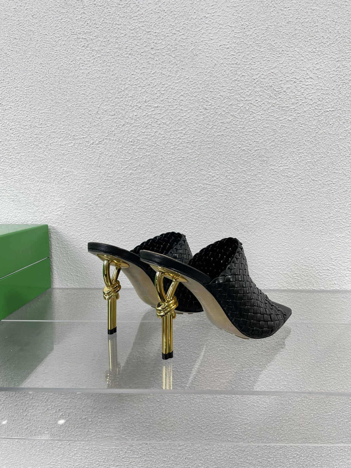 Bagsaaa B0tt*ga Ven*ta BLACK LEATHER KNOT MULES SANDALS