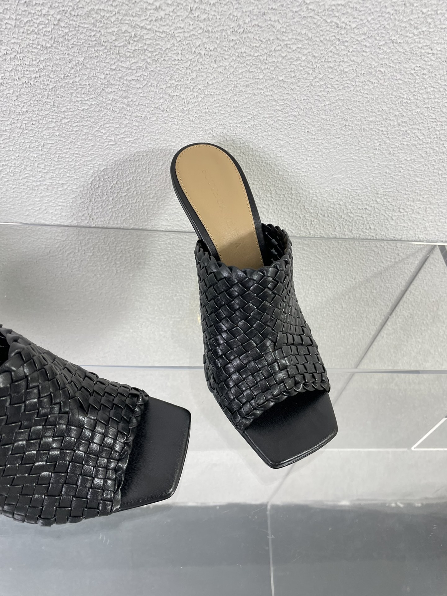 Bagsaaa B0tt*ga Ven*ta BLACK LEATHER KNOT MULES SANDALS