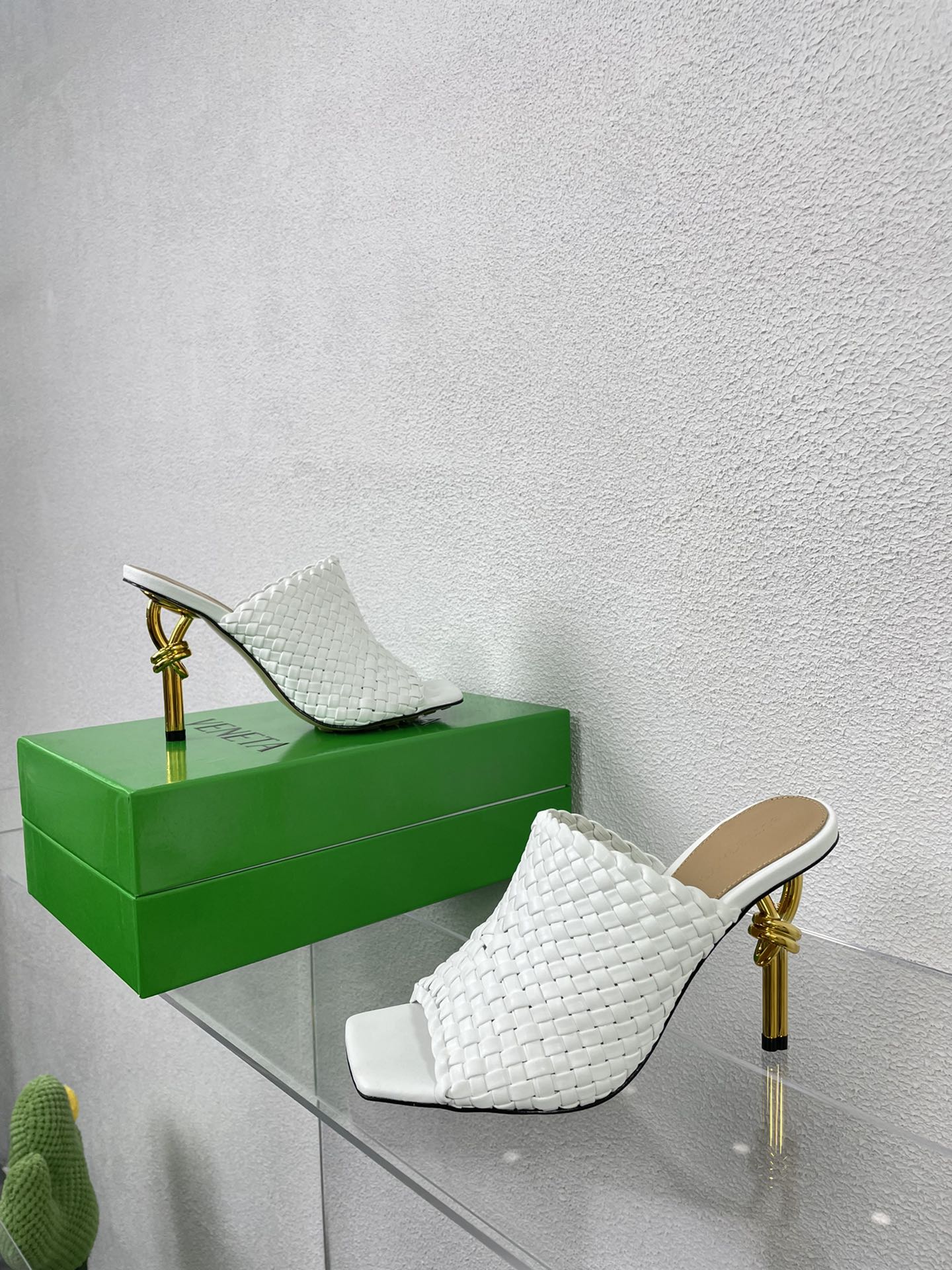 Bagsaaa B0tt*ga Ven*ta White LEATHER KNOT MULES SANDALS
