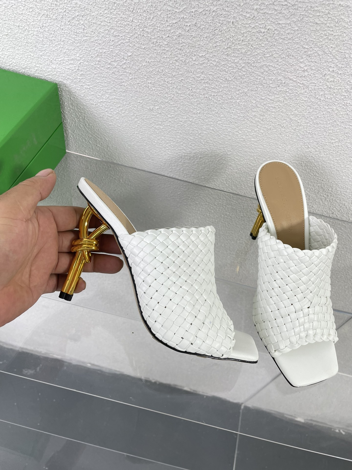Bagsaaa B0tt*ga Ven*ta White LEATHER KNOT MULES SANDALS