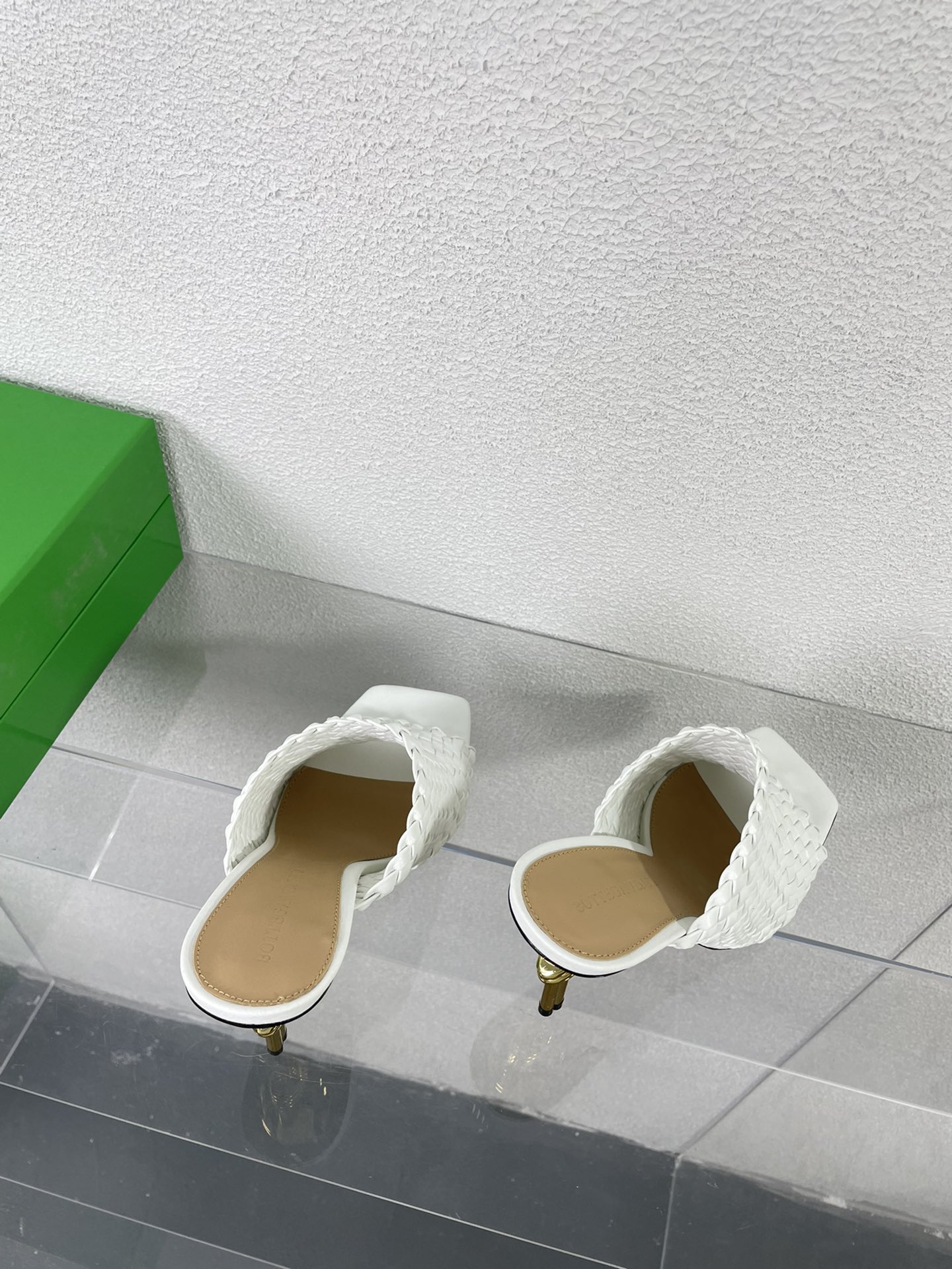 Bagsaaa B0tt*ga Ven*ta White LEATHER KNOT MULES SANDALS