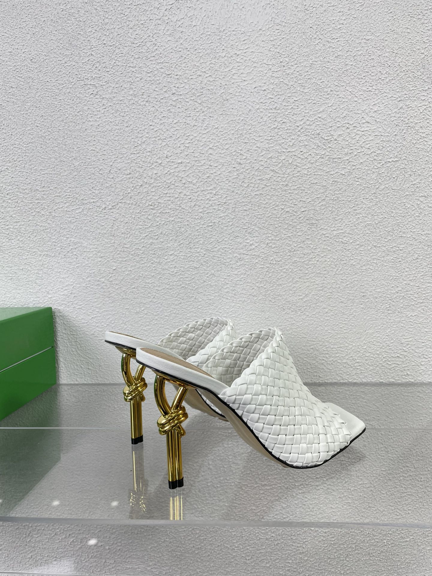 Bagsaaa B0tt*ga Ven*ta White LEATHER KNOT MULES SANDALS