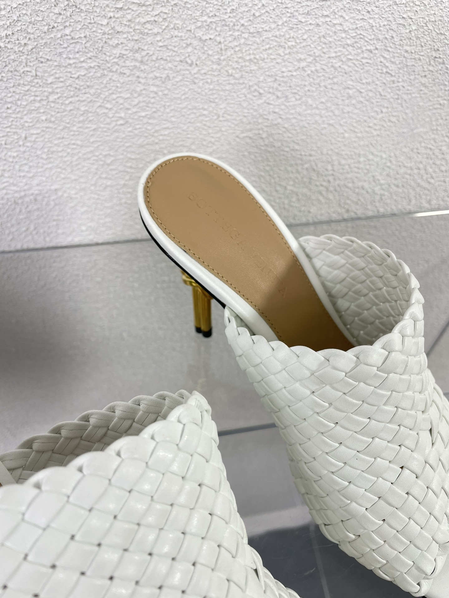 Bagsaaa B0tt*ga Ven*ta White LEATHER KNOT MULES SANDALS
