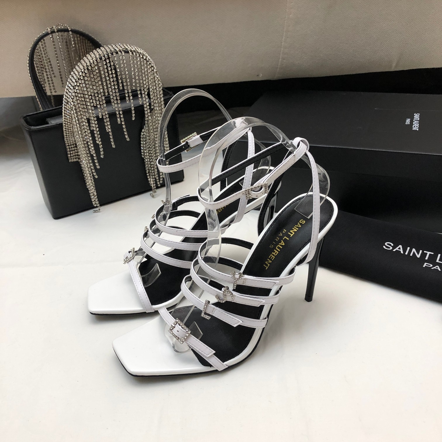 Bagsaaa Y51 Jerry embellished patent white sandals