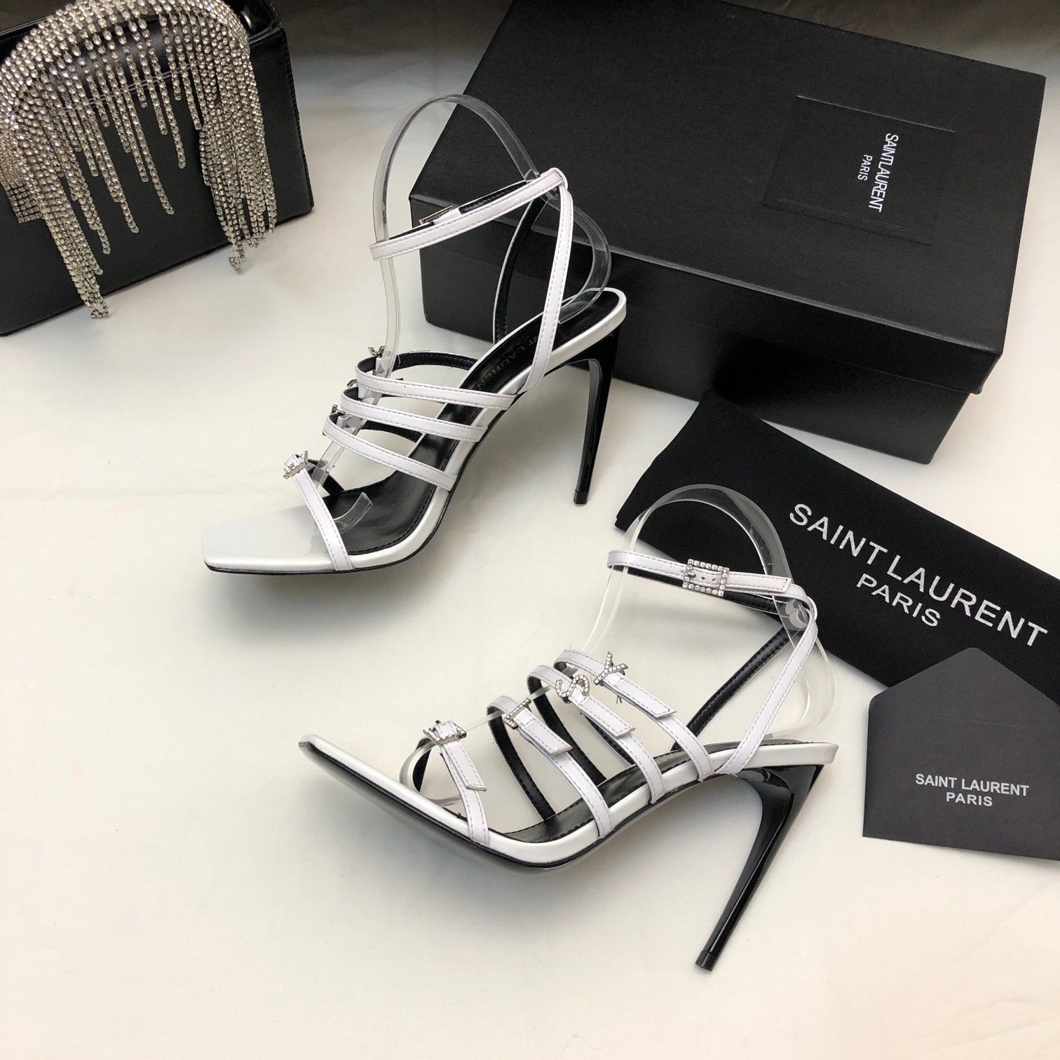 Bagsaaa Y51 Jerry embellished patent white sandals
