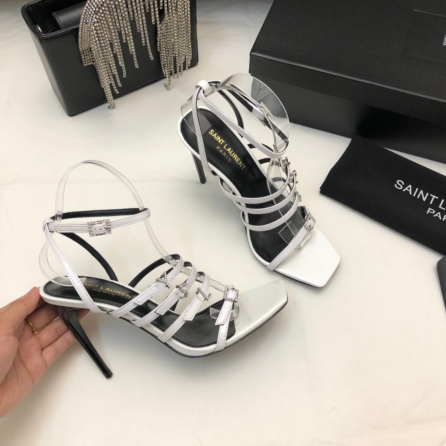 Bagsaaa Y51 Jerry embellished patent white sandals