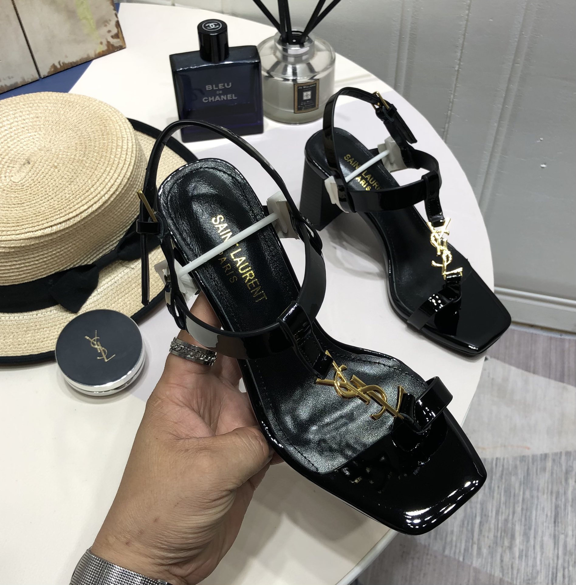 Bagsaaa Y51 Cassandra 75 black patent leather sandals