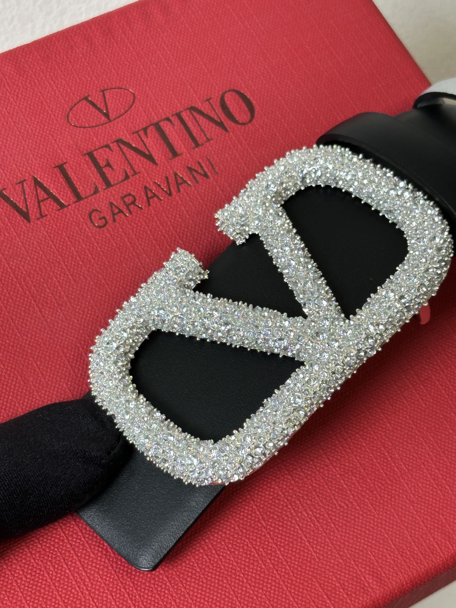 Bagsaaa Va1e*ntin0 Garavani Crystal VLogo Signature Black 4cm