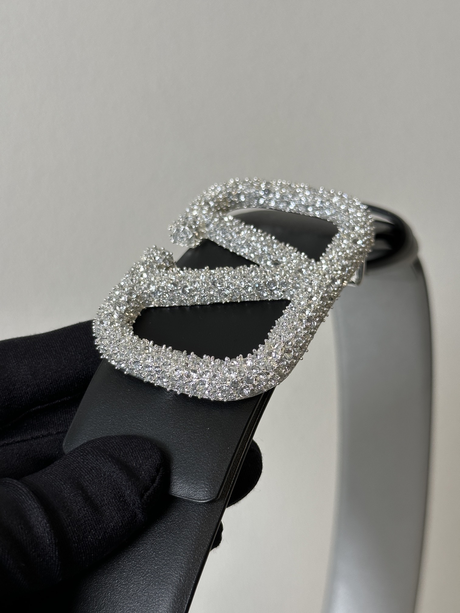 Bagsaaa Va1e*ntin0 Garavani Crystal VLogo Signature Black 4cm