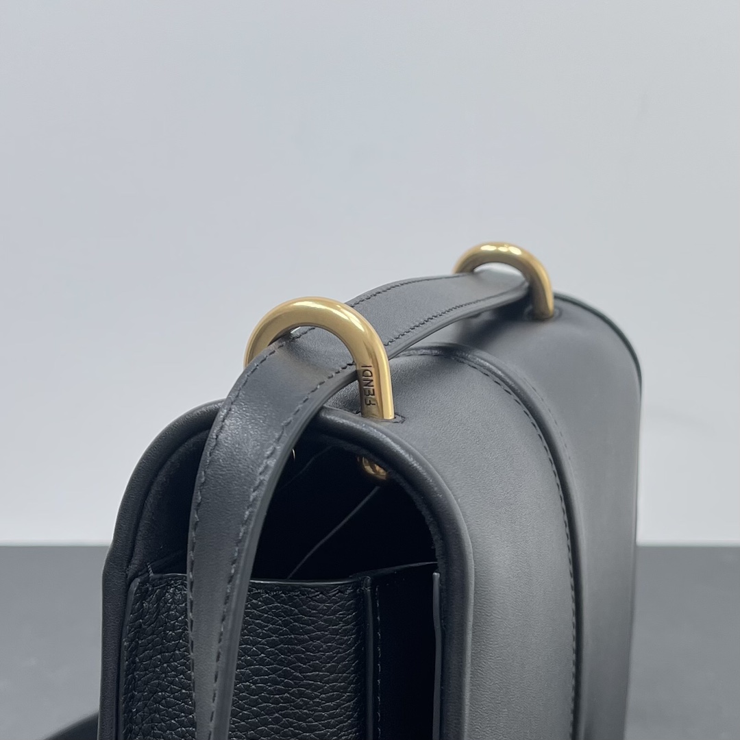 Bagsaaa F**di Cmon Black leather bag - 25x20x7cm
