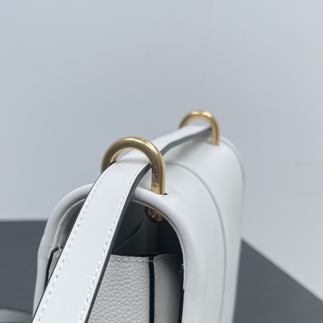 Bagsaaa F**di Cmon White leather bag - 25x20x7cm