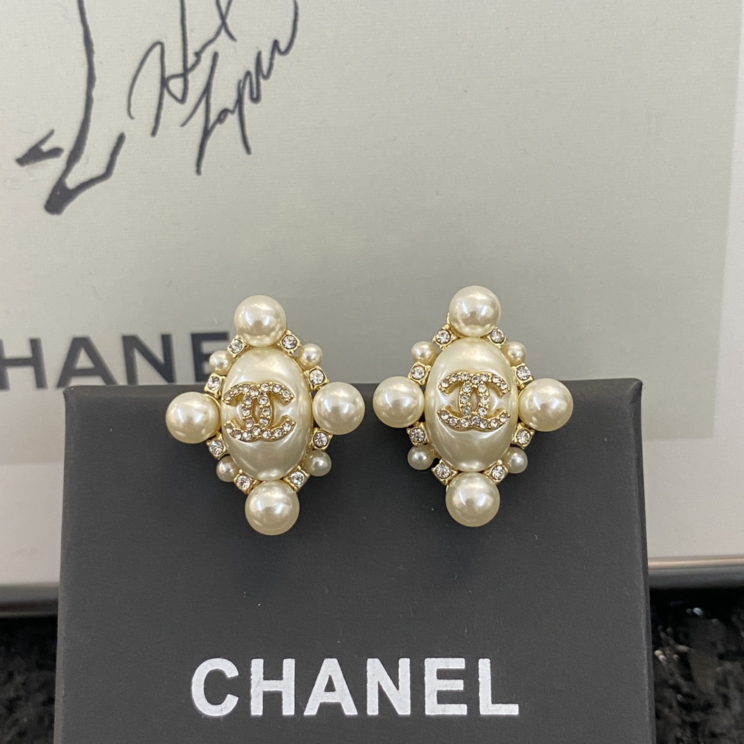 Bagsaaa Ch**el Stud Earrings Pearl & Crystal Gold 