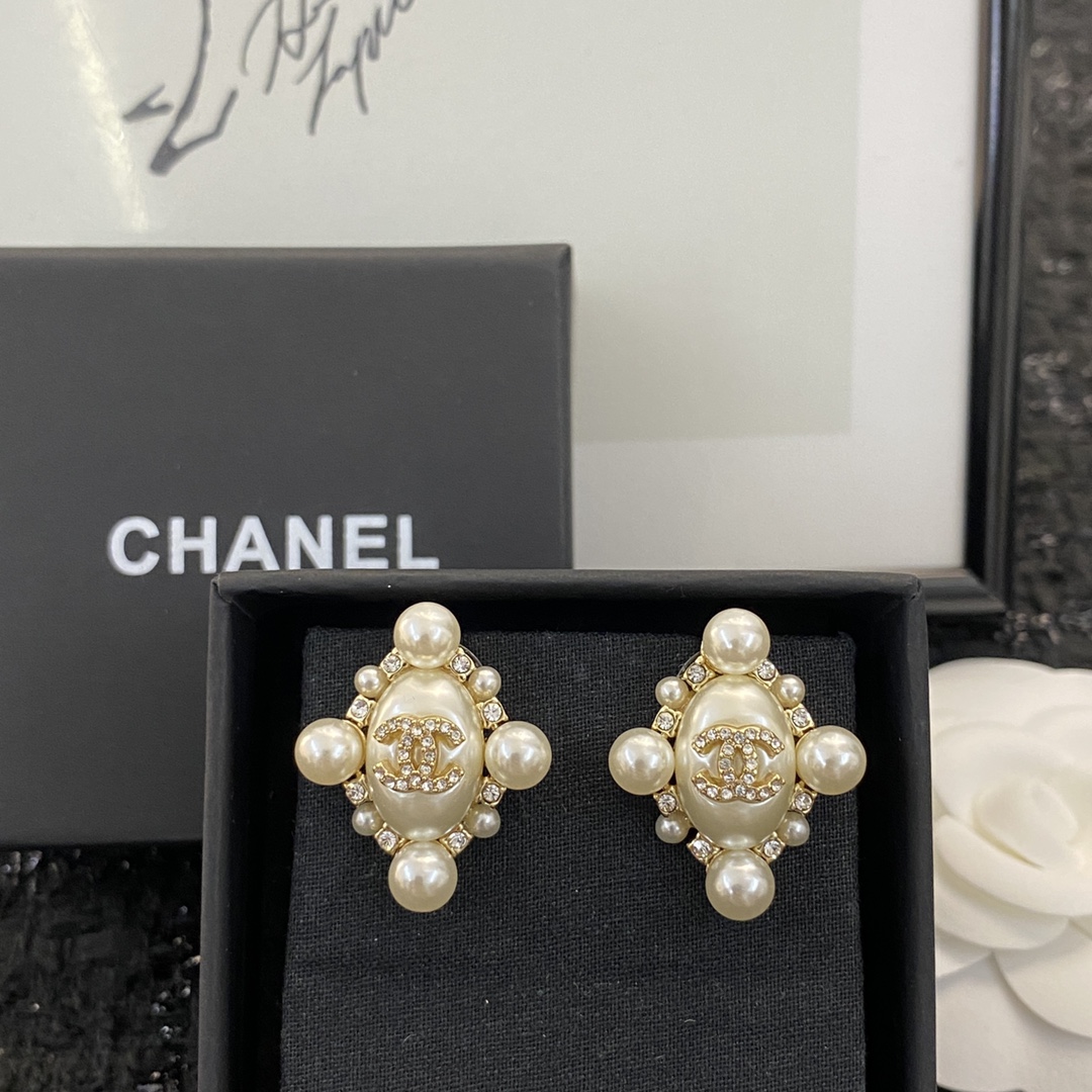 Bagsaaa Ch**el Stud Earrings Pearl & Crystal Gold