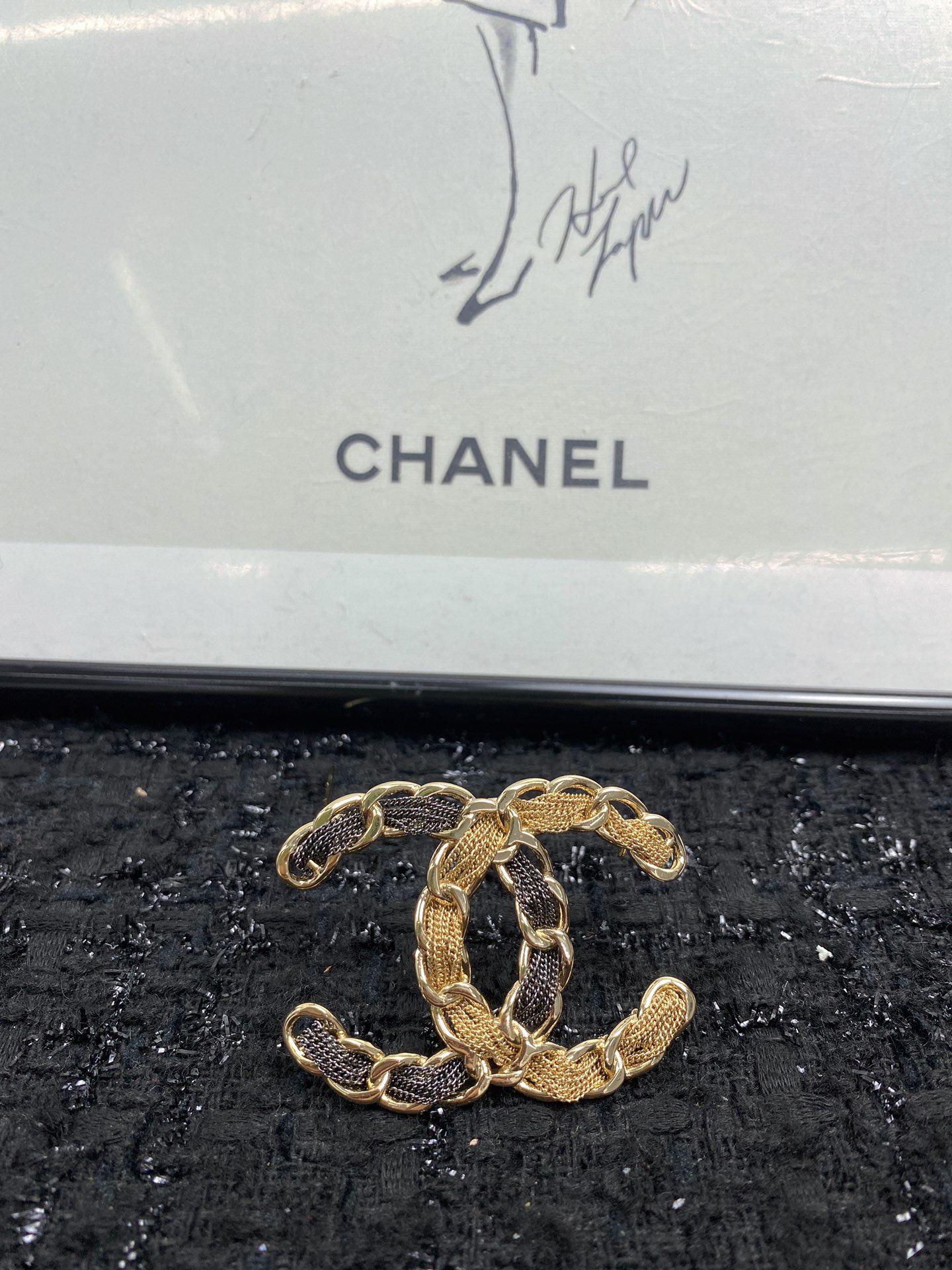 Bagsaaa Ch**el Black and Gold Brooch