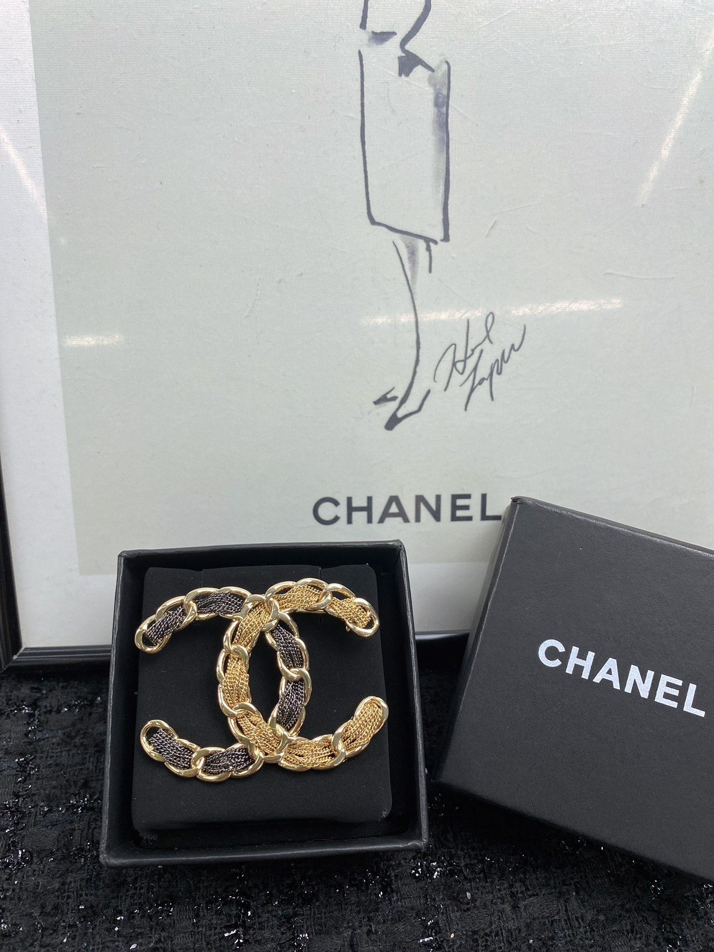 Bagsaaa Ch**el Black and Gold Brooch