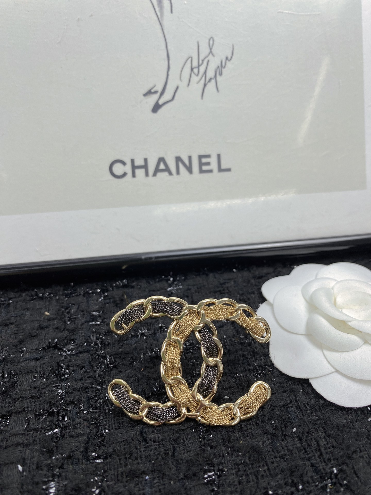 Bagsaaa Ch**el Black and Gold Brooch