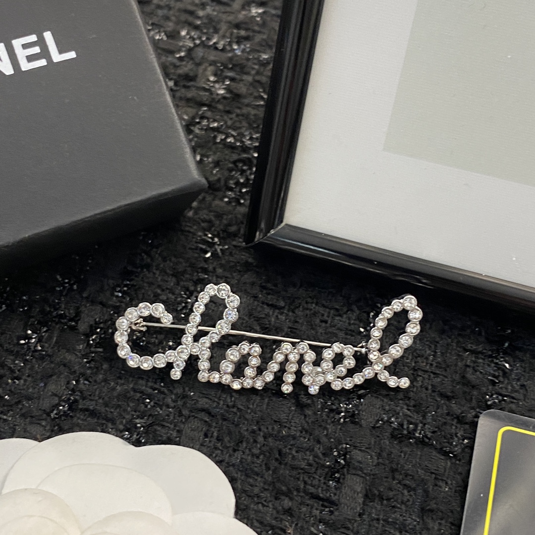 Bagsaaa Ch**el Crystal Silver Brooch