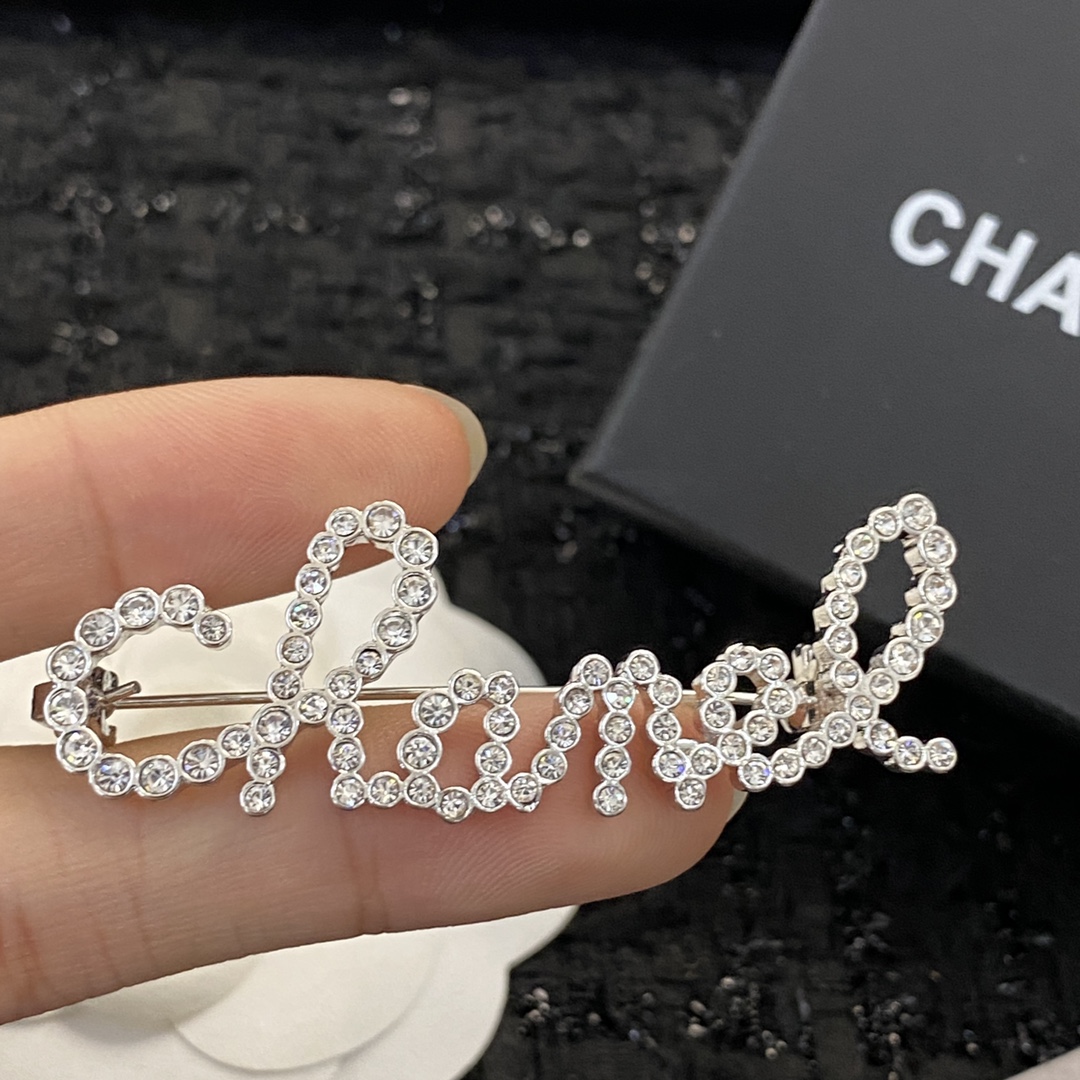 Bagsaaa Ch**el Crystal Silver Brooch