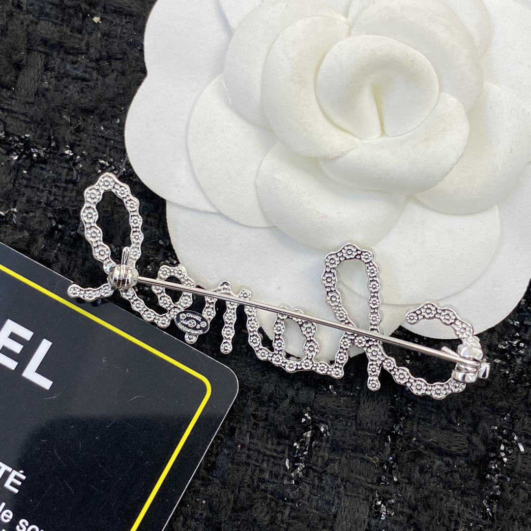 Bagsaaa Ch**el Crystal Silver Brooch