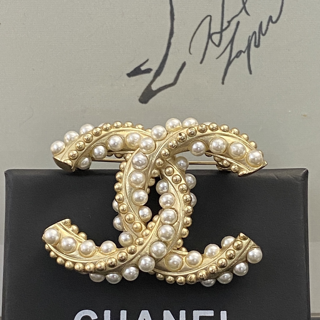 Bagsaaa Ch**el CC Logo Pearl and Gold Brooch