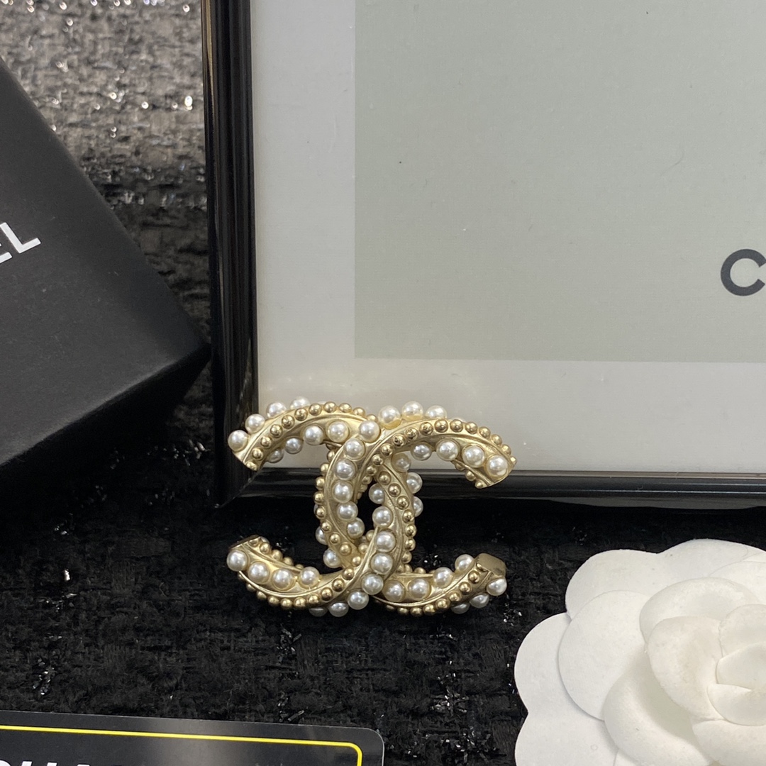 Bagsaaa Ch**el CC Logo Pearl and Gold Brooch