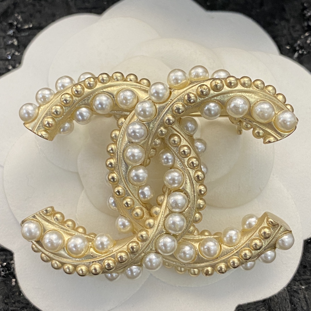 Bagsaaa Ch**el CC Logo Pearl and Gold Brooch