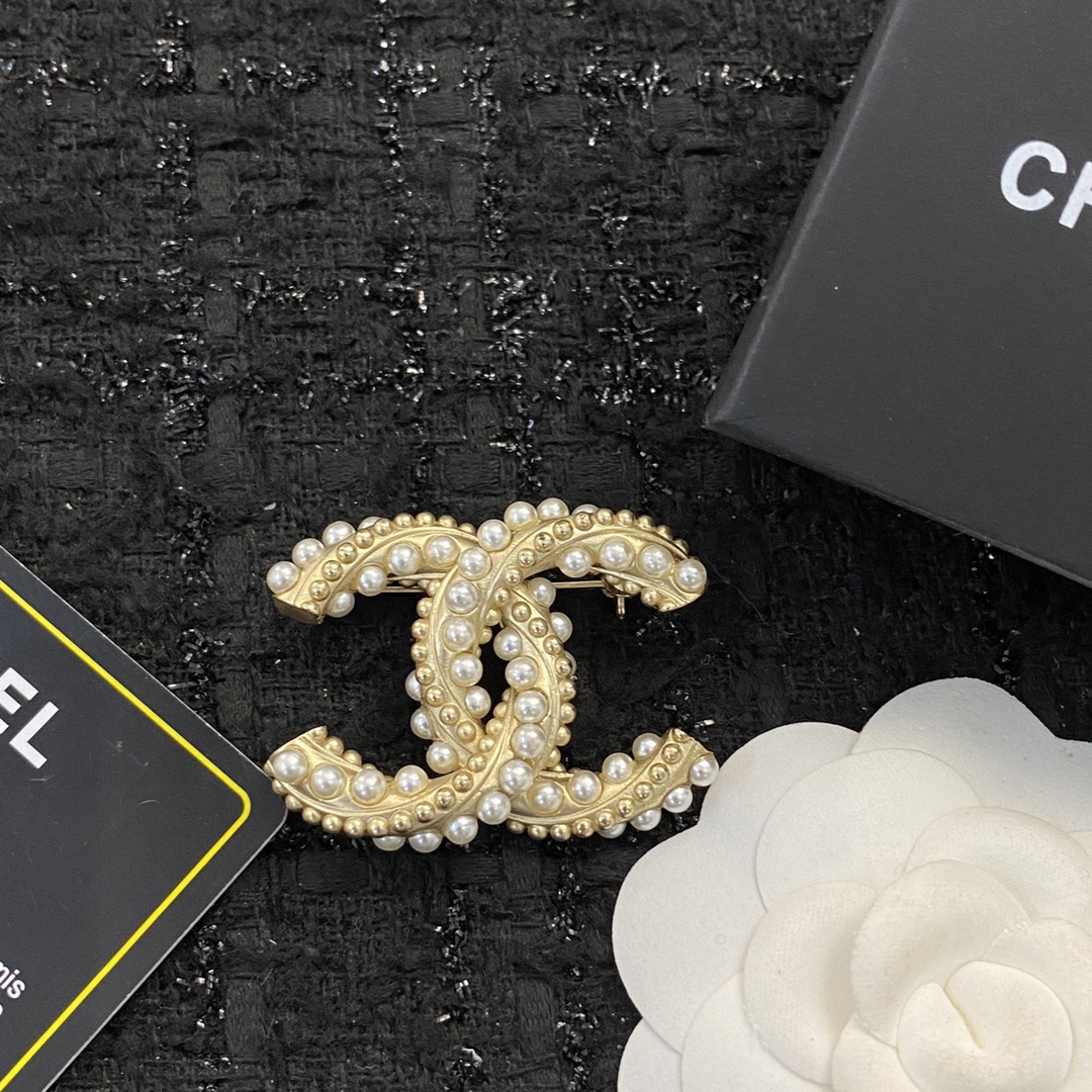 Bagsaaa Ch**el CC Logo Pearl and Gold Brooch
