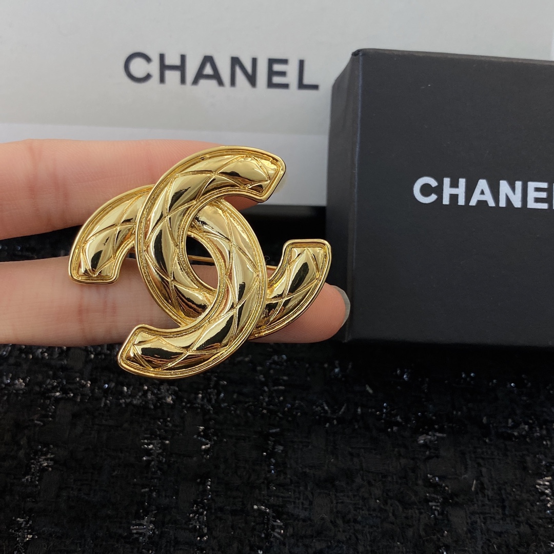Bagsaaa Ch**el Sall Gold Brooch