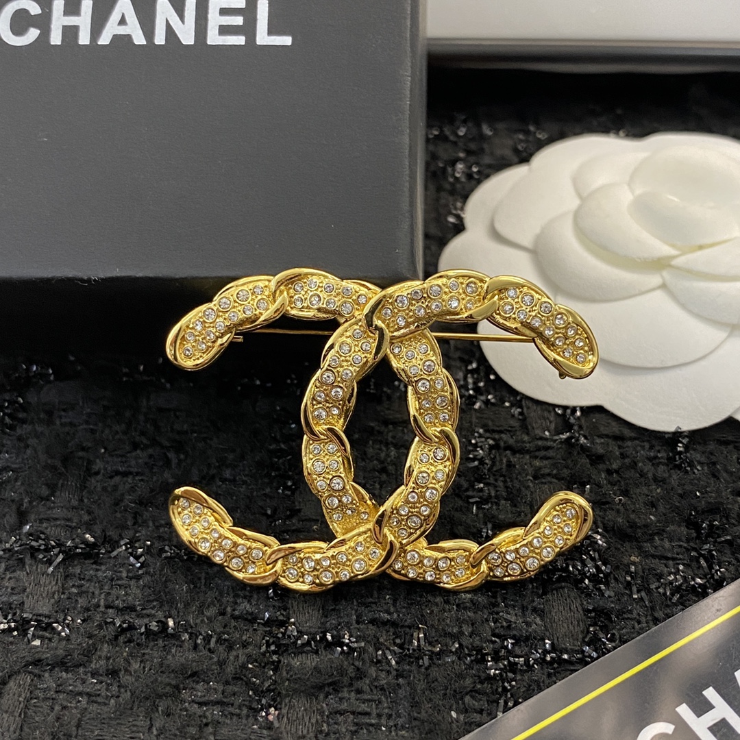 Bagsaaa Ch**el Gold and Crystal Brooch