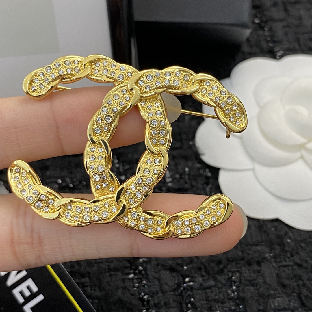 Bagsaaa Ch**el Gold and Crystal Brooch