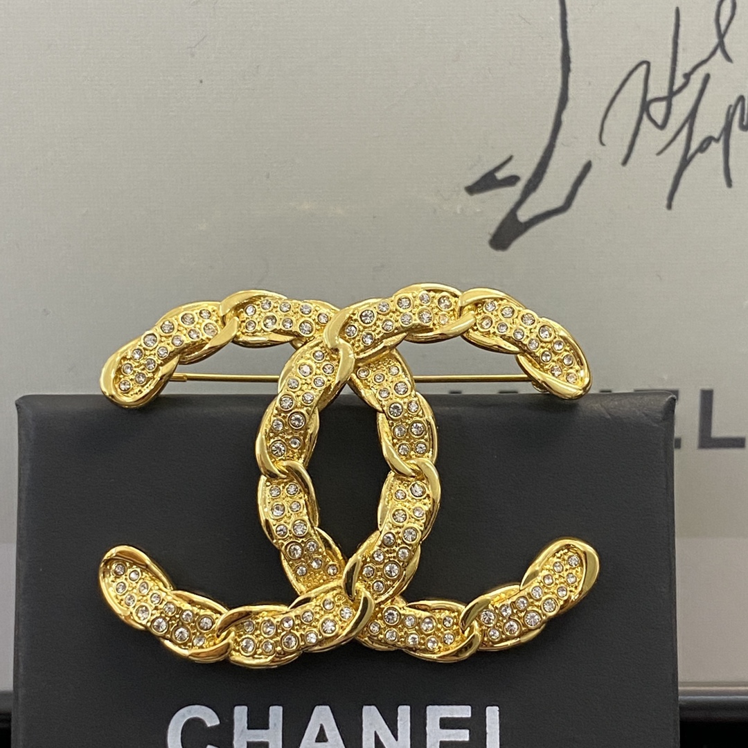 Bagsaaa Ch**el Gold and Crystal Brooch