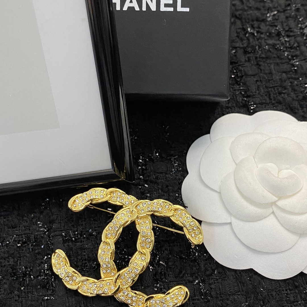 Bagsaaa Ch**el Gold and Crystal Brooch