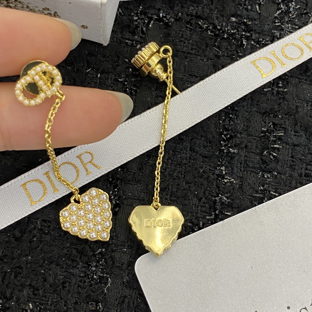 Bagsaaa D10r Heart Drop Gold Earrings