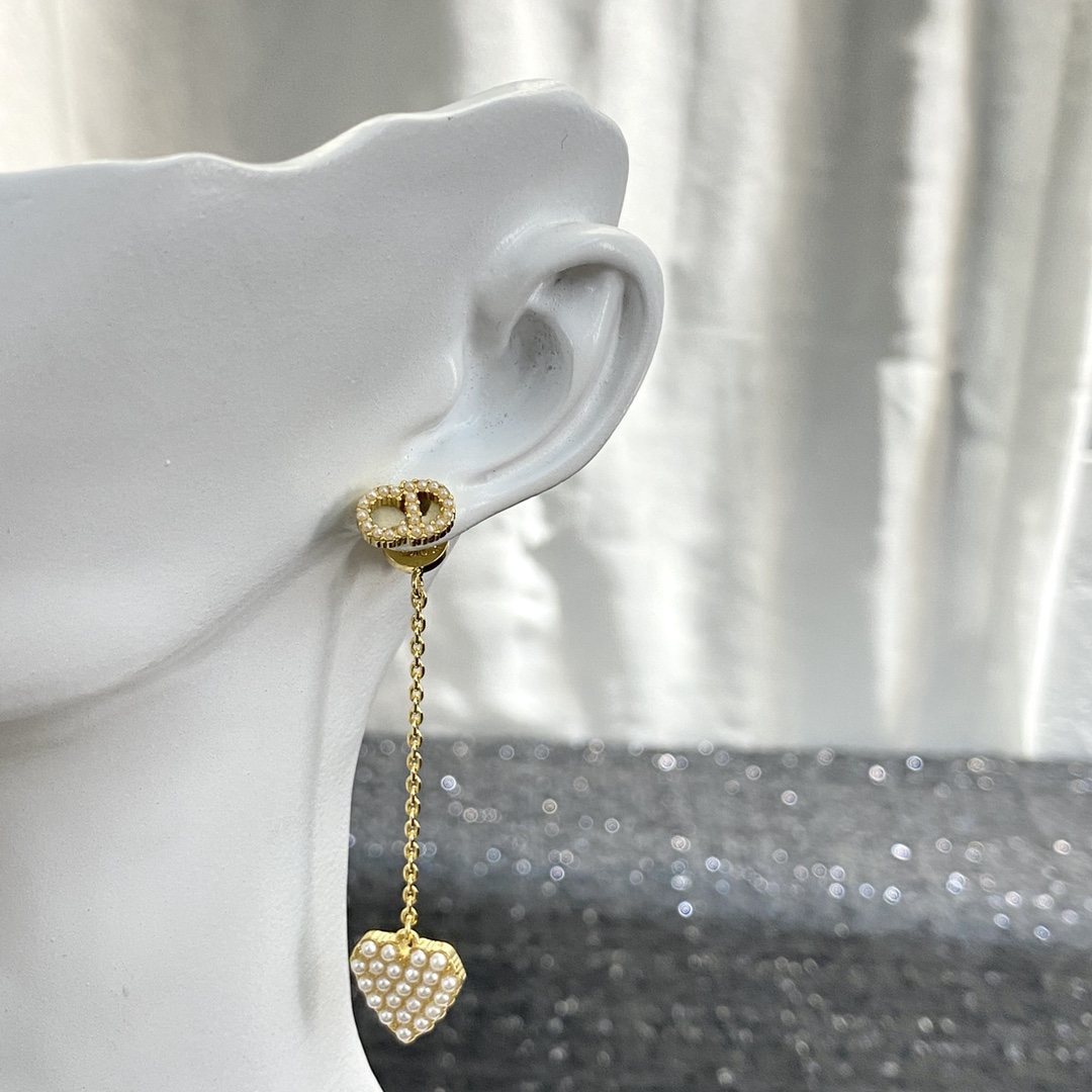 Bagsaaa D10r Heart Drop Gold Earrings