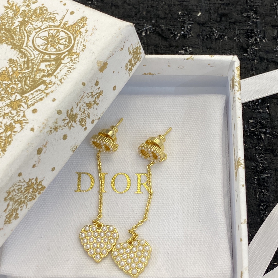 Bagsaaa D10r Heart Drop Gold Earrings