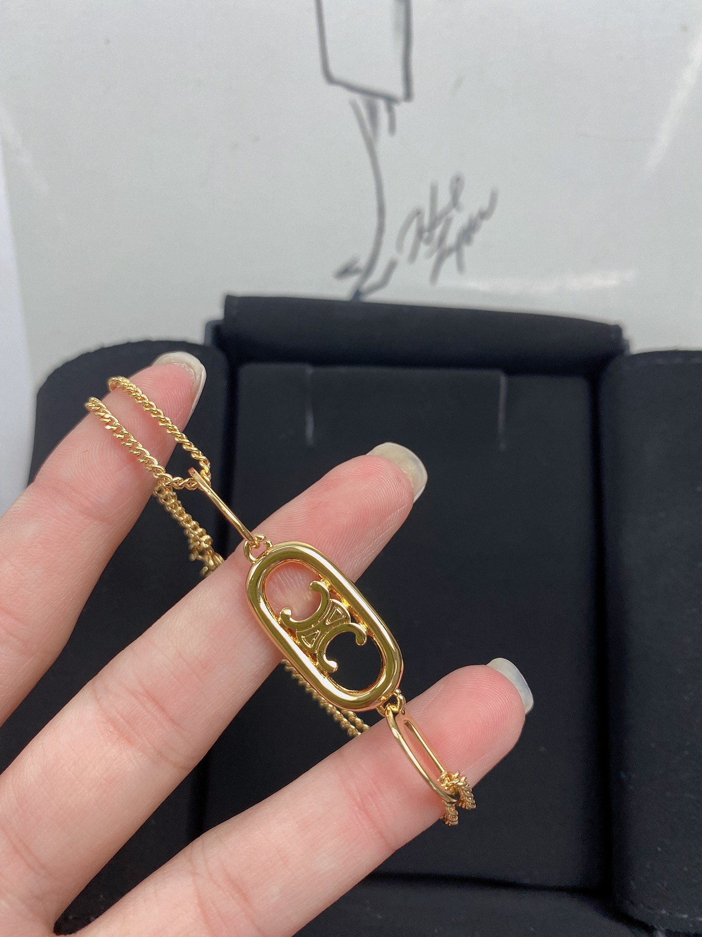 Bagsaaa Ce1i*e Gold Bracelet