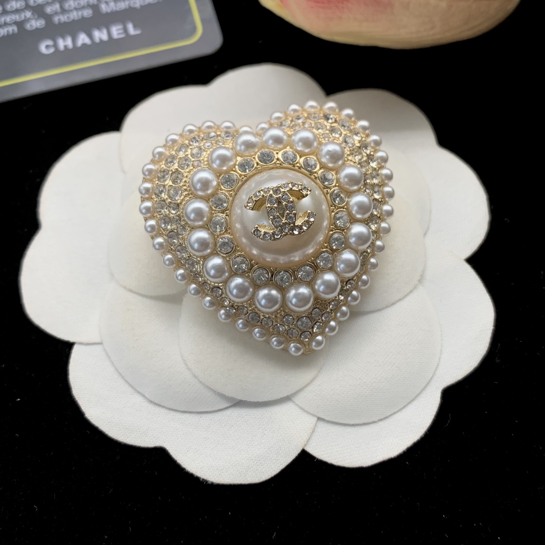 Bagsaaa Ch**el Pearl Heart Gold Brooch