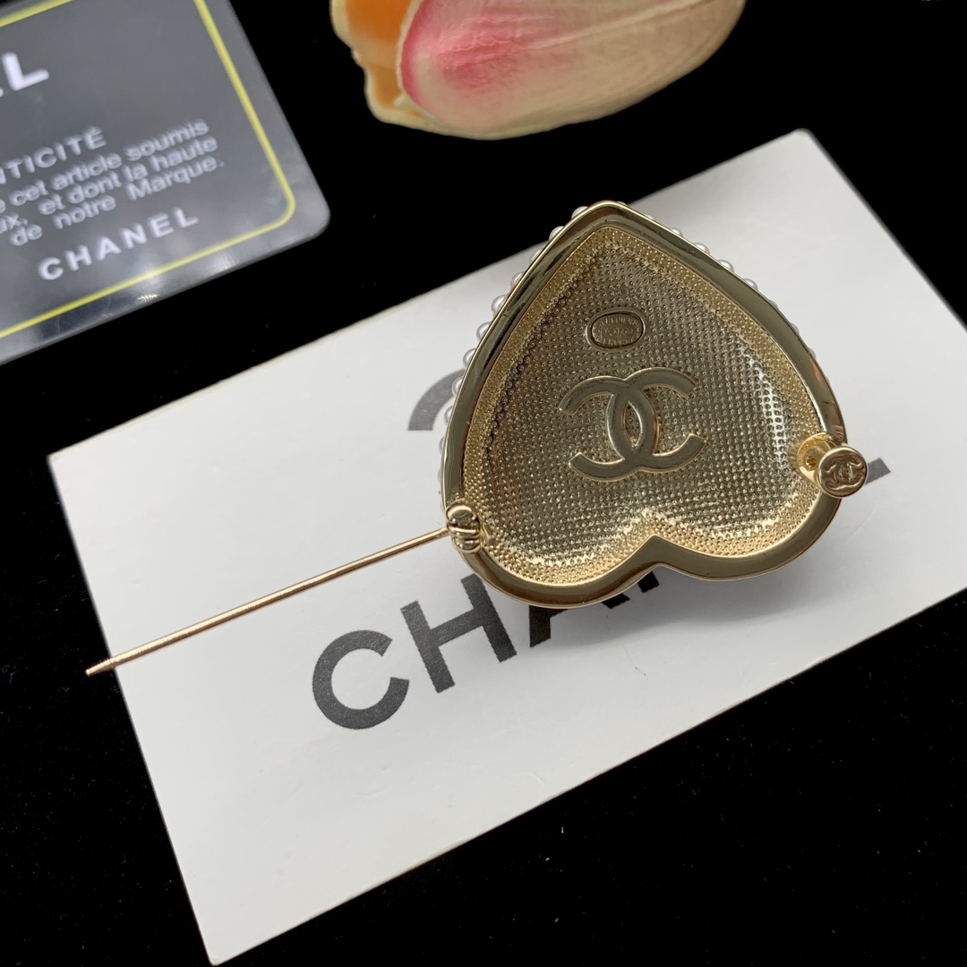 Bagsaaa Ch**el Pearl Heart Gold Brooch