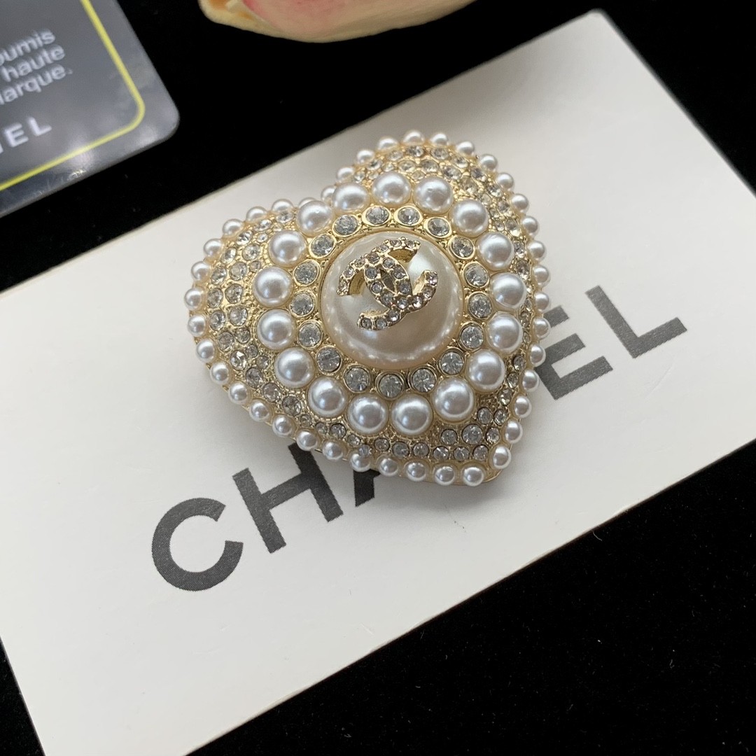 Bagsaaa Ch**el Pearl Heart Gold Brooch