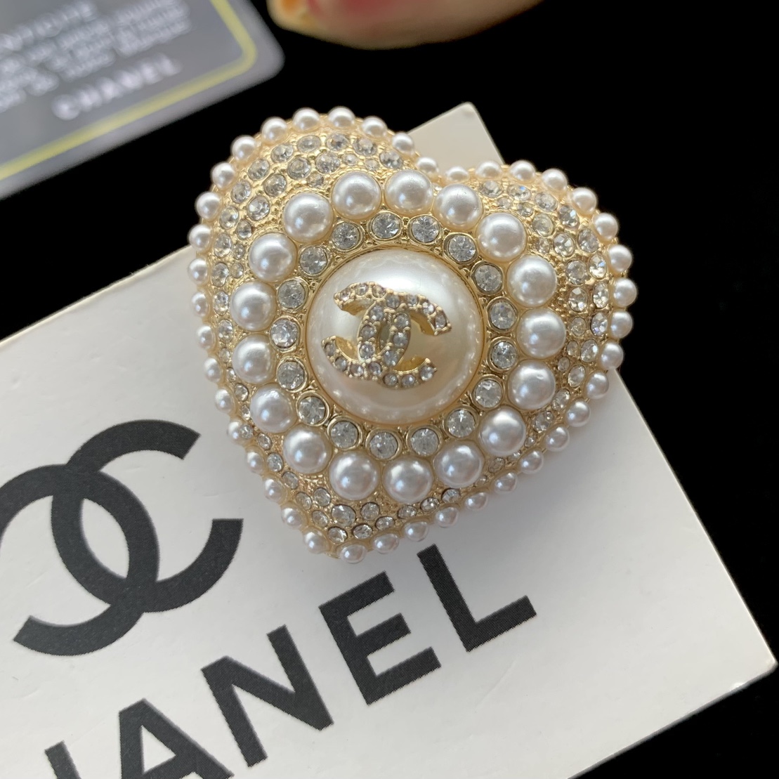 Bagsaaa Ch**el Pearl Heart Gold Brooch