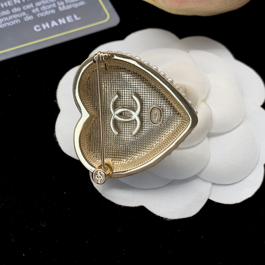 Bagsaaa Ch**el Pearl Heart Gold Brooch