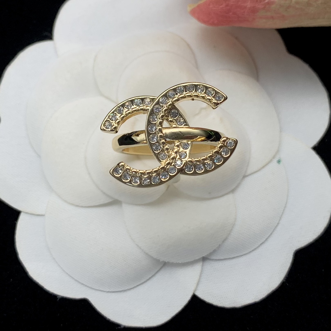 Bagsaaa Ch**el CCC Logo Ring