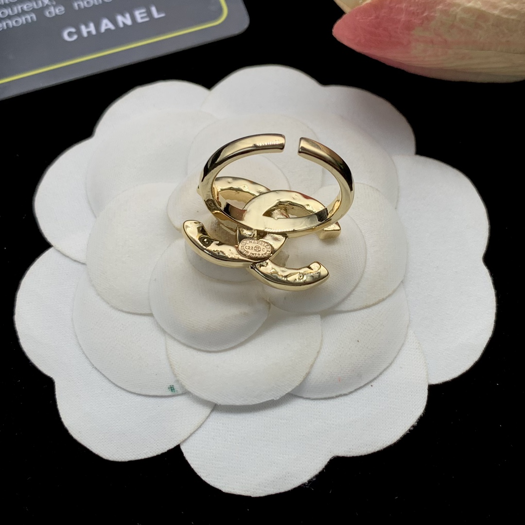 Bagsaaa Ch**el CCC Logo Ring