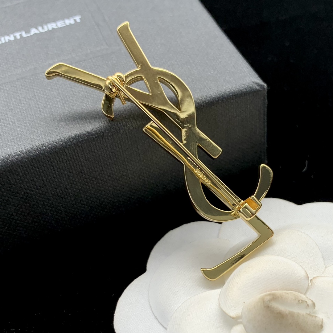 Bagsaaa Y51 Gold Brooch