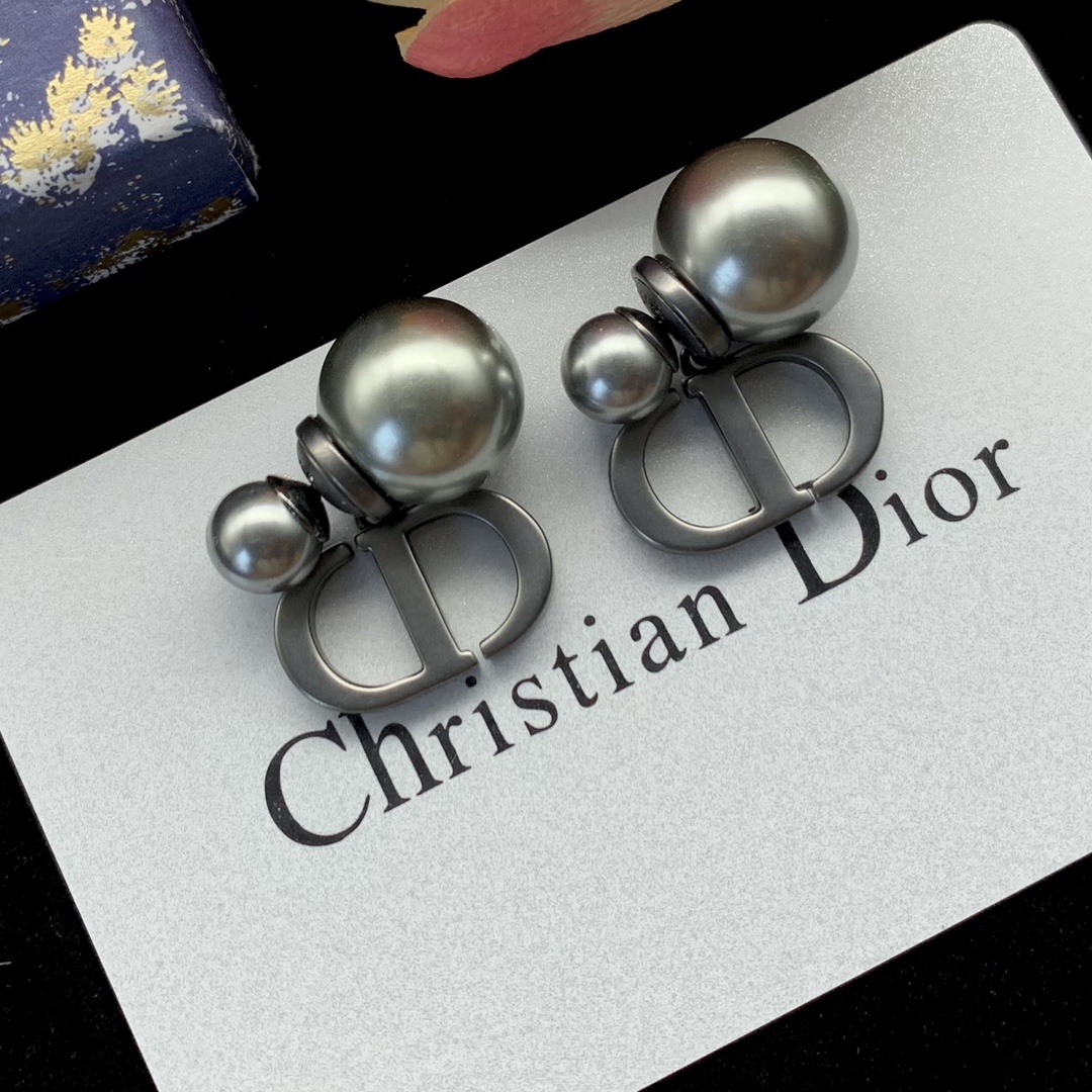 Bagsaaa D10r Montaigne CD Black Stud Earrings